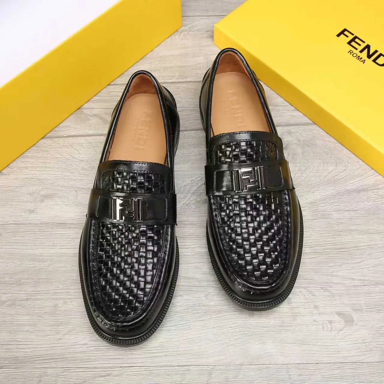 Men's men's shoes 💰 540 💰 Water dyed cowhide 🆘 The latest FENDI ( Fendi ) new casual leather shoes 🕶️🕶️ Simple routing effect, showing an elegant and cool driving shoe 🎬Made of Italian 🇮🇹 imported calfskin + first-layer water-dyed cowhide lining🐂Excellent material🎬Detailed workmanship 🤗Comfortable foot feel➰➰. ​Pair it with any outfit to show your taste and temperament, low-key luxury ♻️Design ​simple and elegant ​noble and fashionable 🍃​Very loved and favored by trendy men 💓❤️Size: 38-44 2⃣️colors available